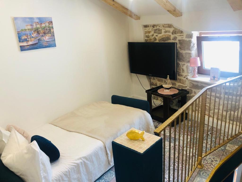 Istrian Stone House In The Heart Of The Beautiful Fishing Village Fazana - Only Few Steps From The Sea And The Wonderful Beach - Incl Plasma-Quad-Plus-Filter Against C O V I D Exterior foto